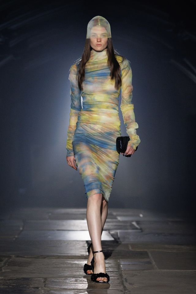 من مجموعة أزياء McQueen لربيع وصيف 2027