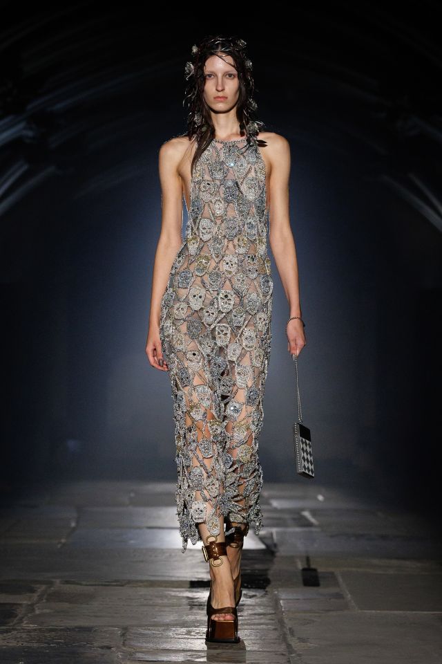 من مجموعة أزياء McQueen لربيع وصيف 2027