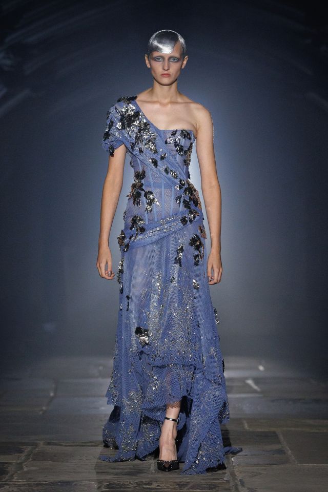 من مجموعة أزياء McQueen لربيع وصيف 2027