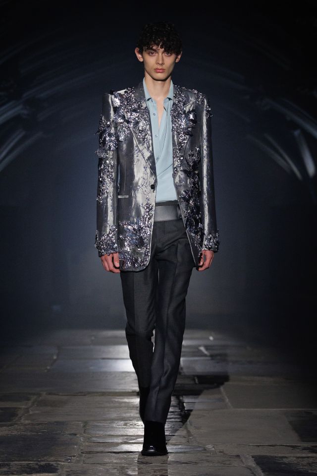 من مجموعة أزياء McQueen لربيع وصيف 2027