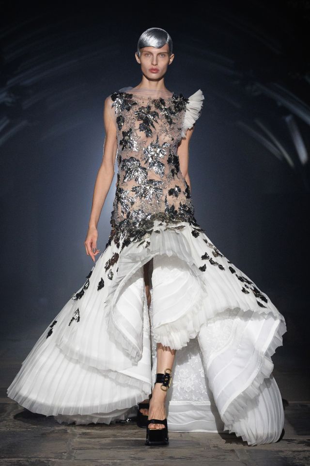 من مجموعة أزياء McQueen لربيع وصيف 2027