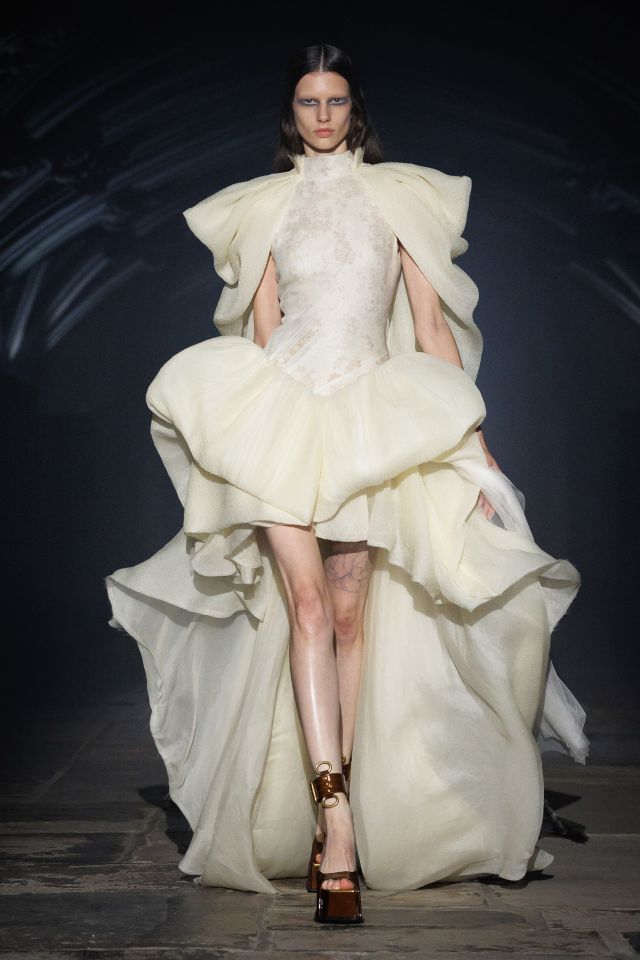 من مجموعة أزياء McQueen لربيع وصيف 2027