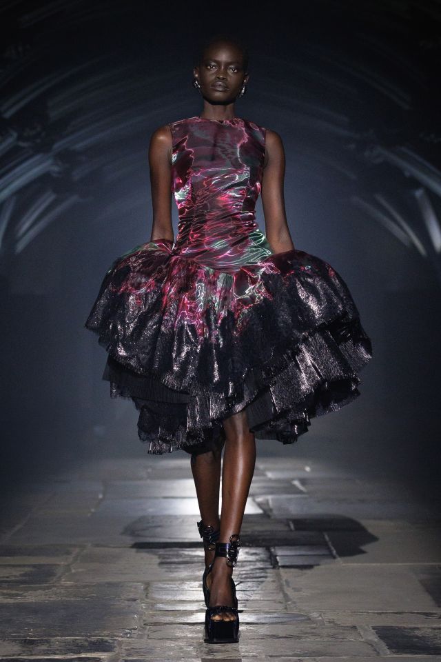 من مجموعة أزياء McQueen لربيع وصيف 2027