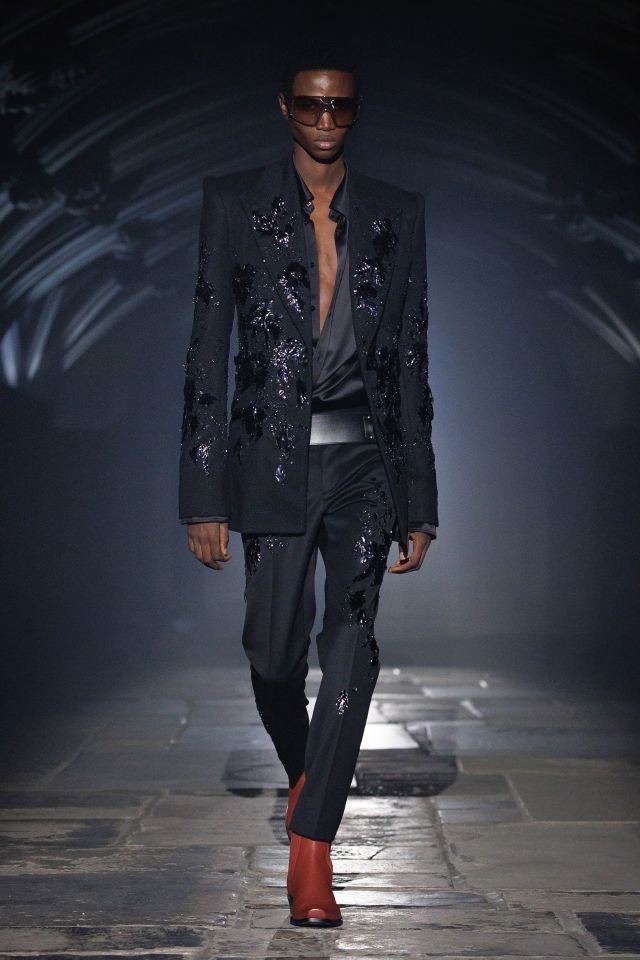 من مجموعة أزياء McQueen لربيع وصيف 2027