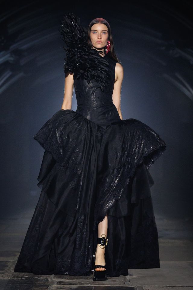 من مجموعة أزياء McQueen لربيع وصيف 2027
