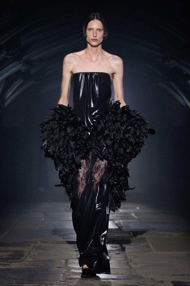 من مجموعة أزياء McQueen لربيع وصيف 2027