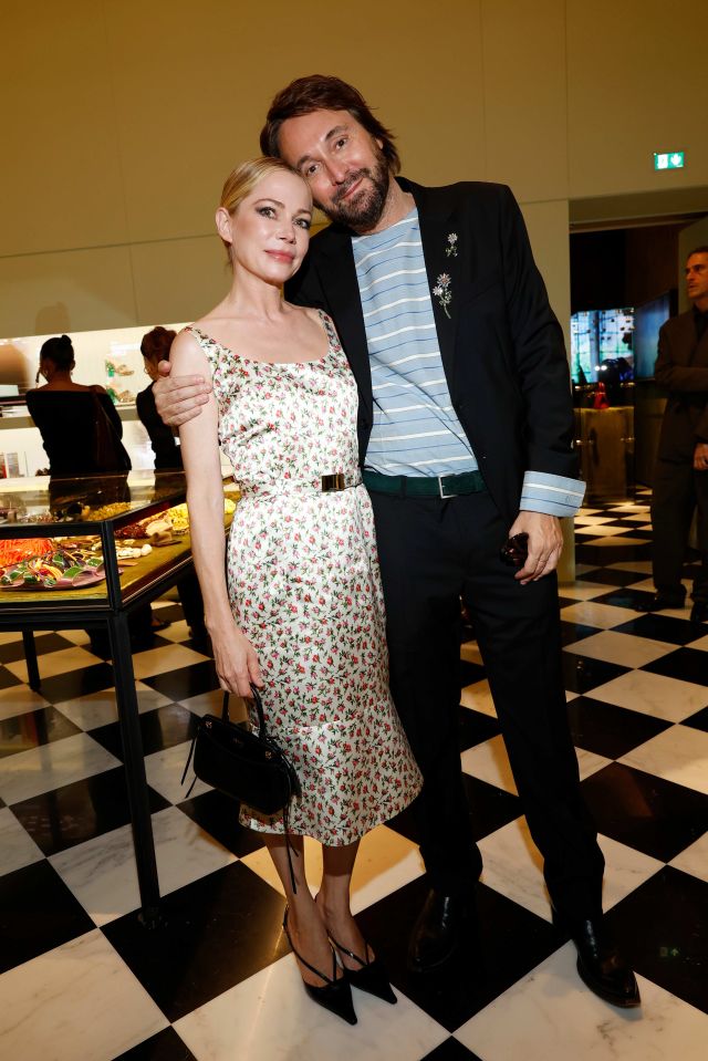 Michelle Williams وFrancesco Vezzoli في عشاء Prada لمجموعة ربيع وصيف 2027
