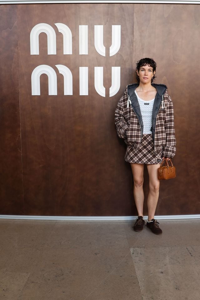 Celia Rowlson Hall من عرض أزياء Miu Miu لربيع وصيف 2027