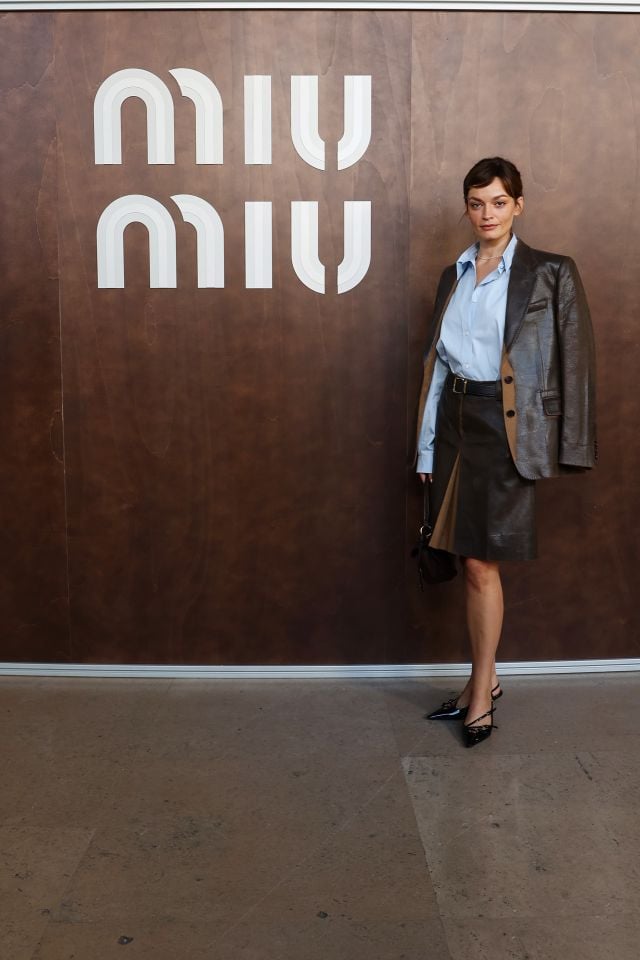 Emma Mackey من عرض أزياء Miu Miu لربيع وصيف 2027