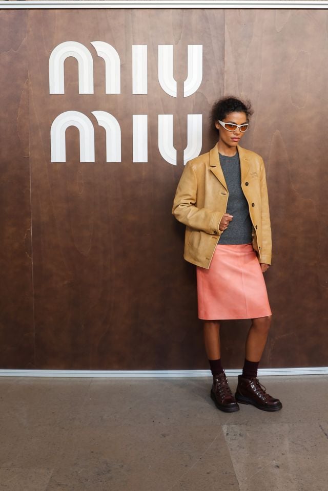 Tina Kunakey من عرض أزياء Miu Miu لربيع وصيف 2027