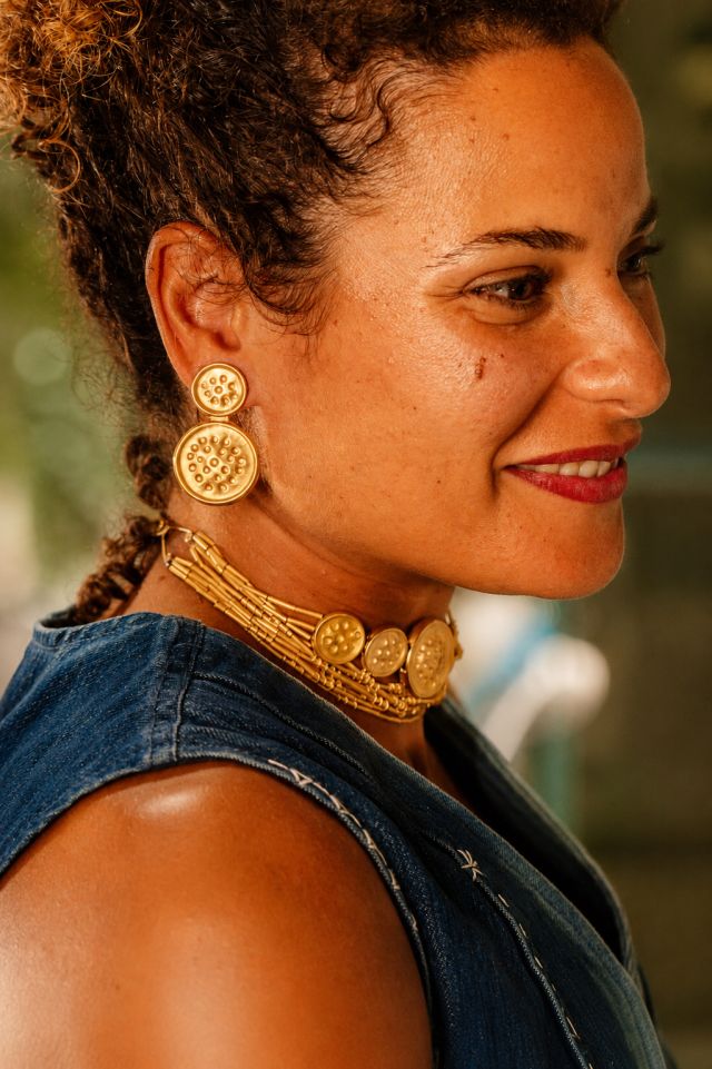 ميار شريف تتألّق بتصاميم Nado’s Jewellery الذهبية