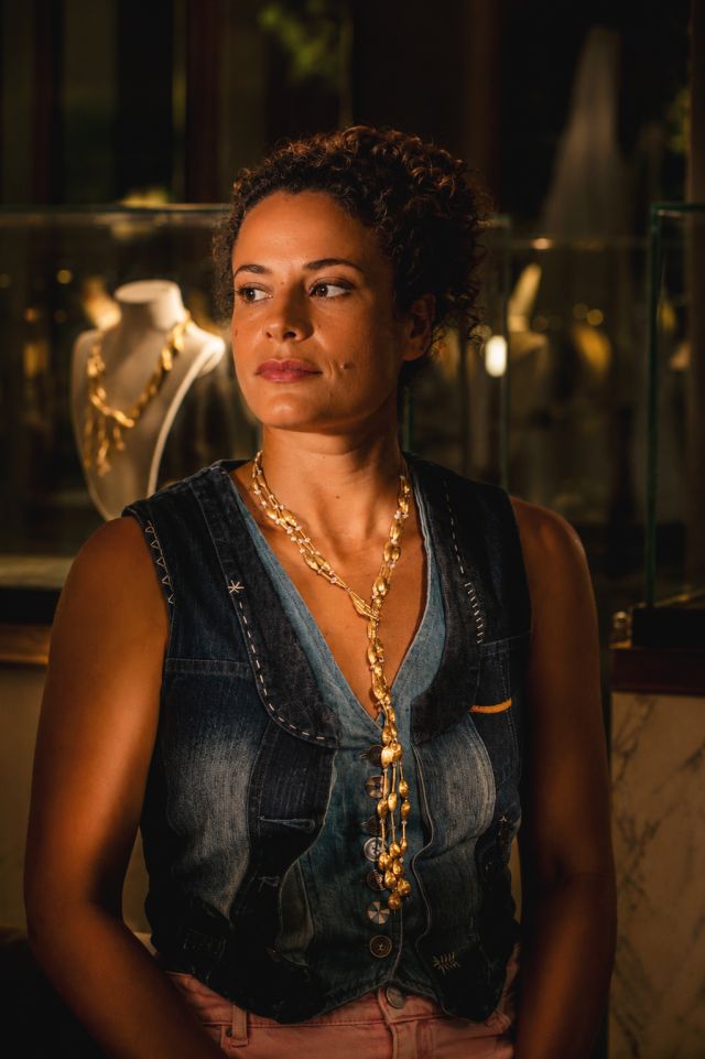 ميار شريف في إطلالة متألقة بمجوهرات Nado’s Jewellery