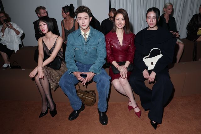 Nana و Huang Jingyu و Ruby Lin و Faye Peraya في عرض Ferragamo لربيع وصيف 2027