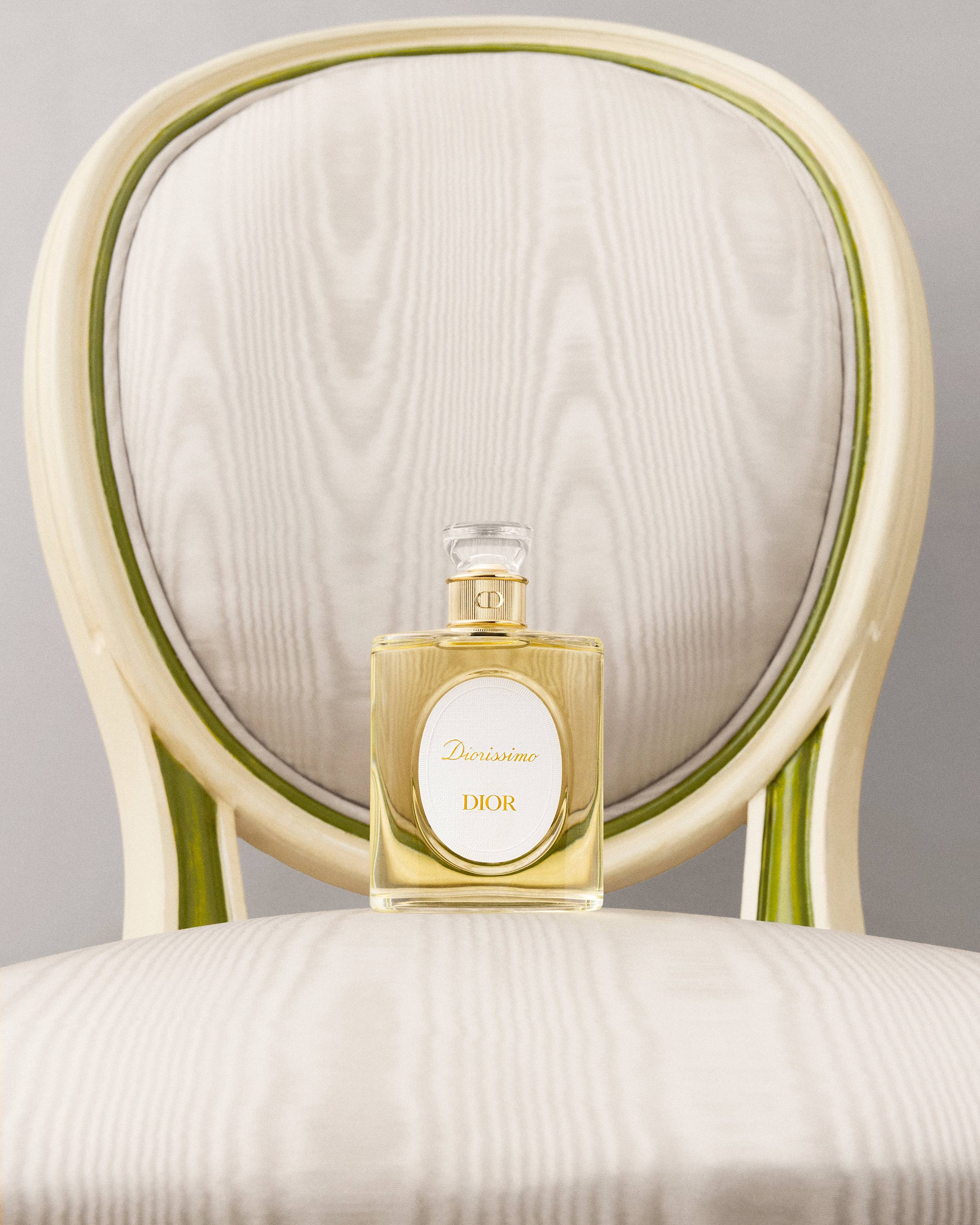كرسي ميداليون من Dior كرسي ميداليون من Dior