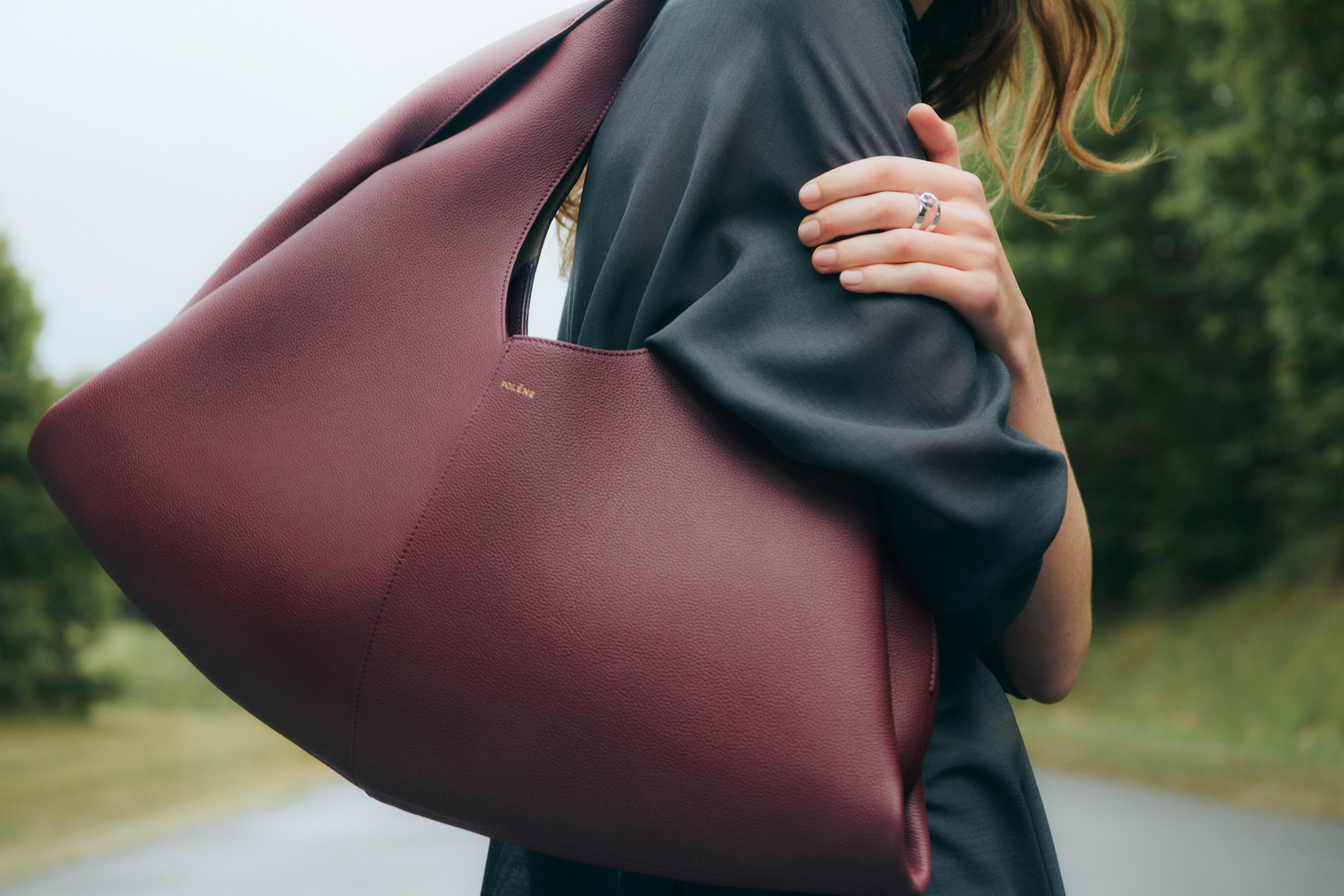 حقيبة Shuldo من Polène بلون Black Cherry، بتصميم انسيابي ولمسات جلدية متقنة