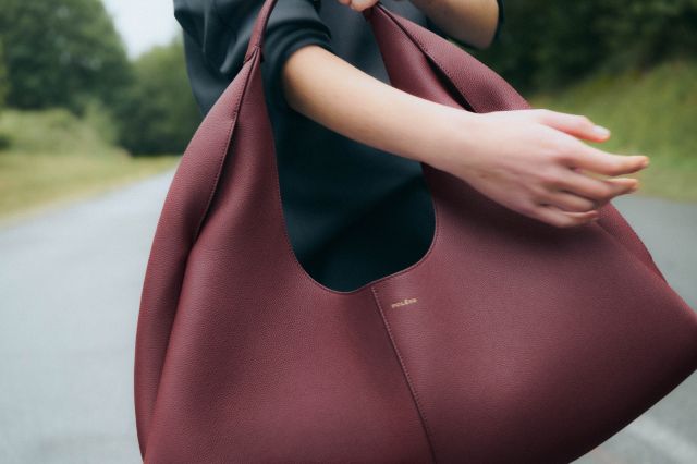 حقيبة Shuldo من Polène بلون Black Cherry بتصميم انسيابي وتفاصيل نحتية
