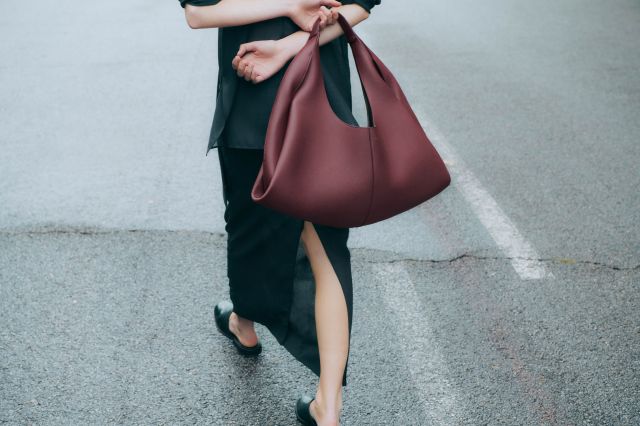 حقيبة Shuldo من Polène بدرجة Black Cherry، تجسّد أناقة عصرية بحرفية متقنة