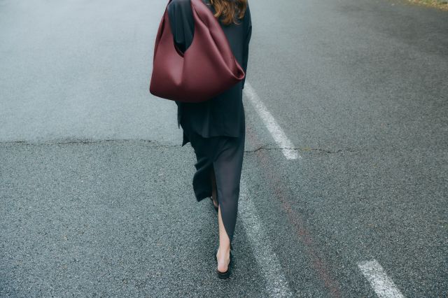 حقيبة Shuldo من Polène بلون Black Cherry، بتفاصيل ناعمة ومنحنيات انسيابية