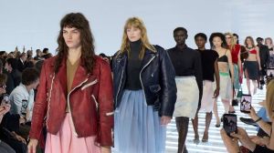 مجموعة Prada لربيع وصيف 2027: حين تصبح التنورة لغة جمالية متمردة