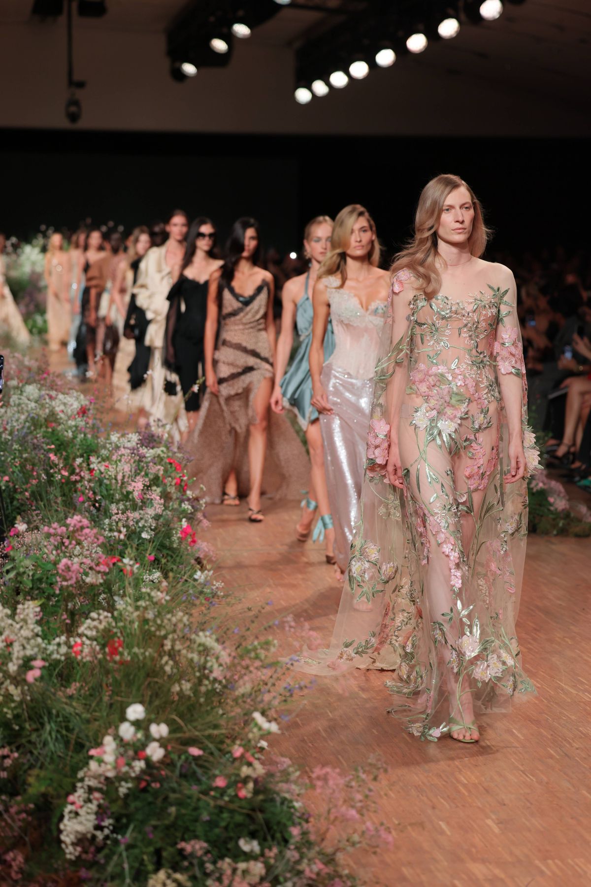 أنوثة هوليوود في عرض Elie Saab.. الدانتيل والحرير بروح التسعينيات