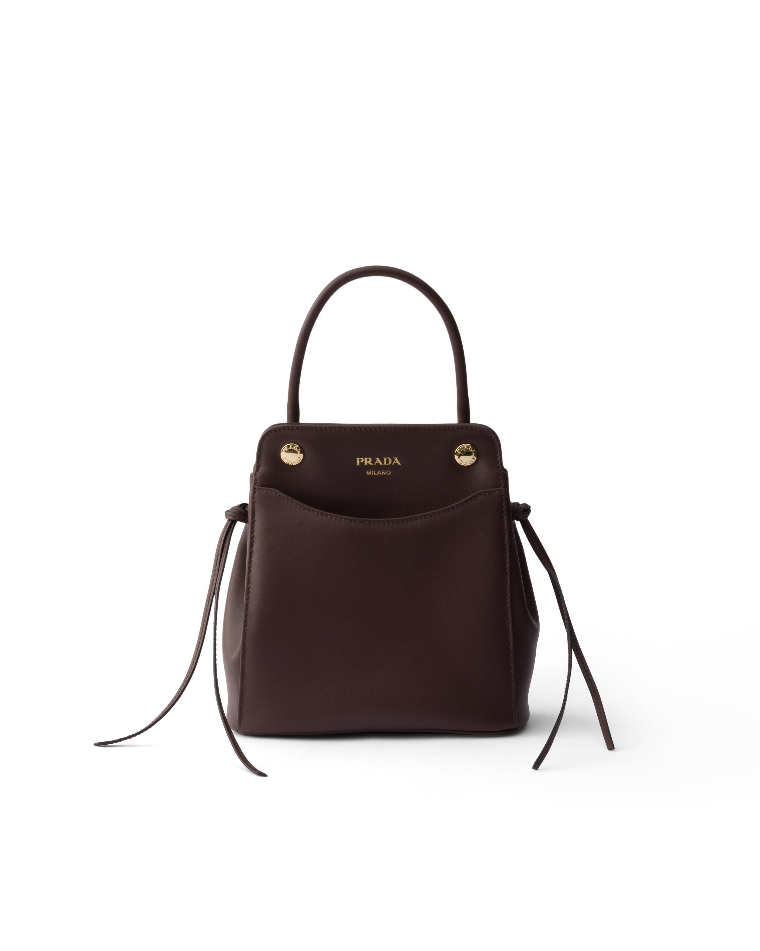 حقيبة Carry من Prada بتصميم يجمع الأناقة والعصرية حقيبة Carry من Prada بتصميم يجمع الأناقة والعصرية