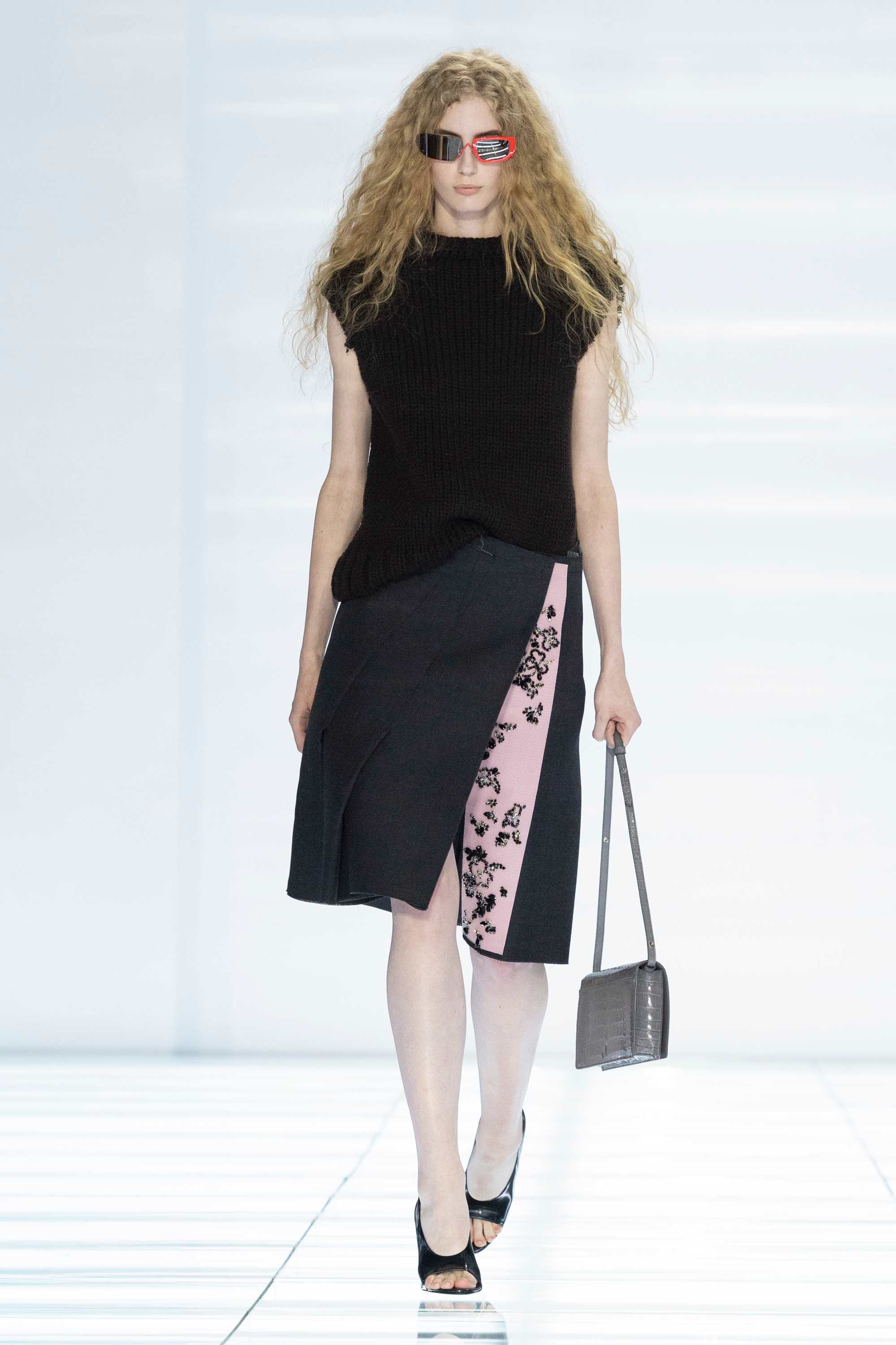 من مجموعة Prada للنساء لربيع وصيف 2027
