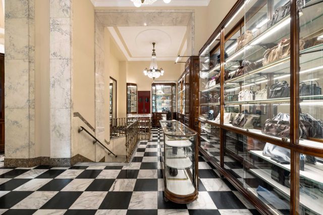 Prada Donna في Prada Galleria غاليريا فيتوريو إيمانويل الثاني بميلانو