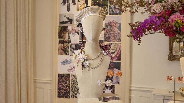 من مجموعة Roger Vivier لربيع وصيف 2027