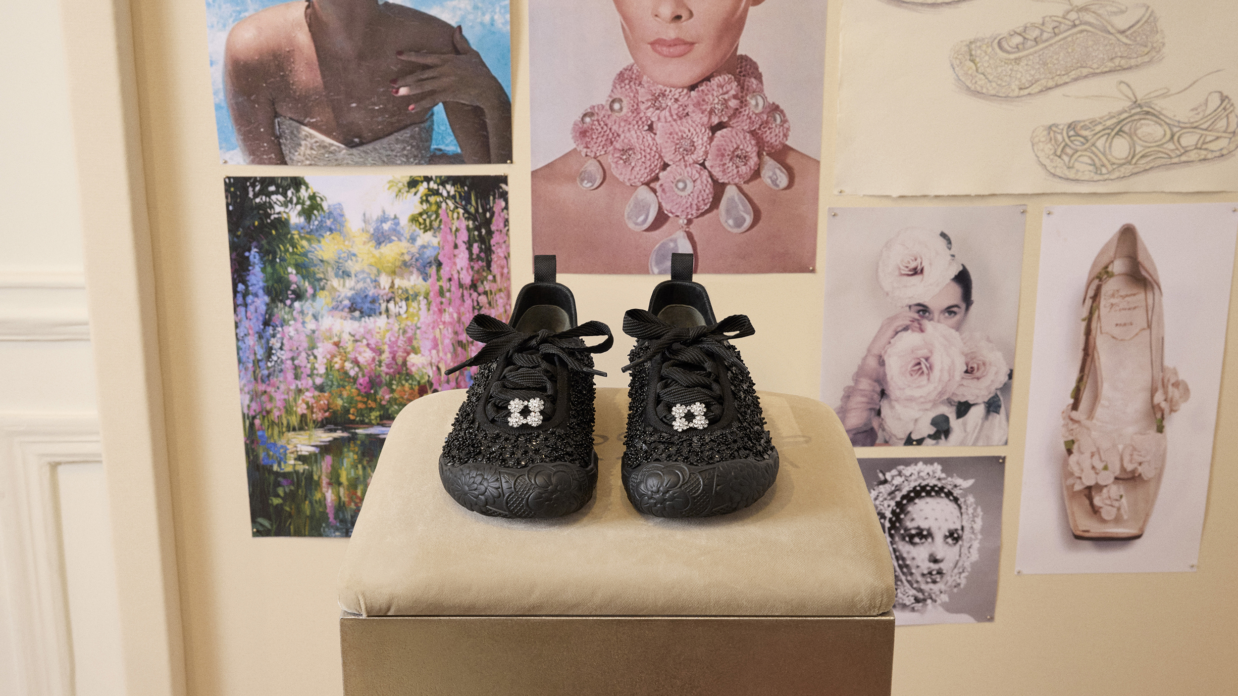 من مجموعة Roger Vivier لربيع وصيف 2027 من مجموعة Roger Vivier لربيع وصيف 2027