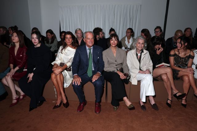Ruby Lin و Faye Peraya و Martina Bianchi و Leonardo Ferragamo و Rashida Jones و Giovanna Gentile Ferragamo و Kenya Jones Peltz و Chase Sui Wonders في عرض Ferragamo لربيع وصيف 2027