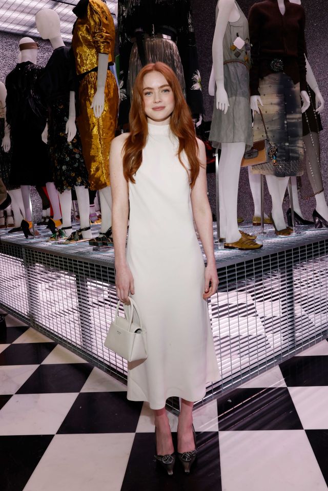 Sadie Sink في عشاء Prada لمجموعة ربيع وصيف 2027