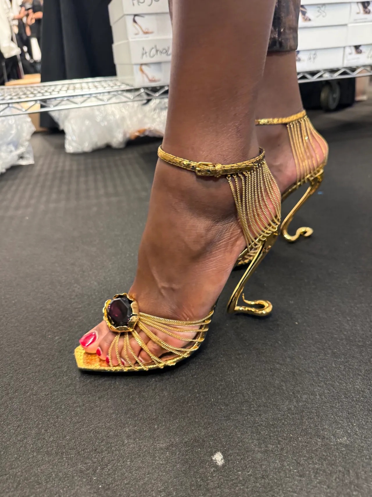حذاء Saint Laurent من مجموعة ربيع وصيف. حذاء Saint Laurent من مجموعة ربيع وصيف.