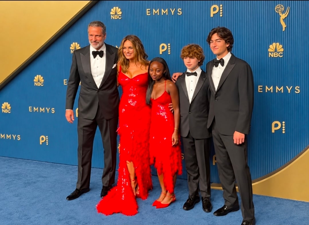 الأحمر يخطف الأضواء... ماريسكا هارغيتاي تتألق مع ابنتها في Emmy 2026