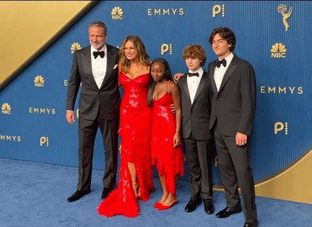 الأحمر يخطف الأضواء... ماريسكا هارغيتاي تتألق مع ابنتها في Emmy 2026
