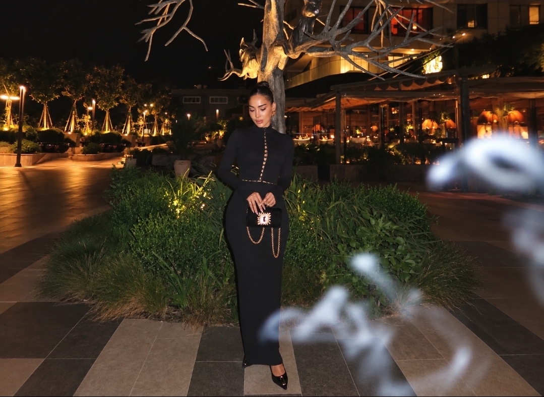 إطلالة بسمة بوسيل بالأسود: بساطة راقية وإكسسوارات فاخرة من Schiaparelli