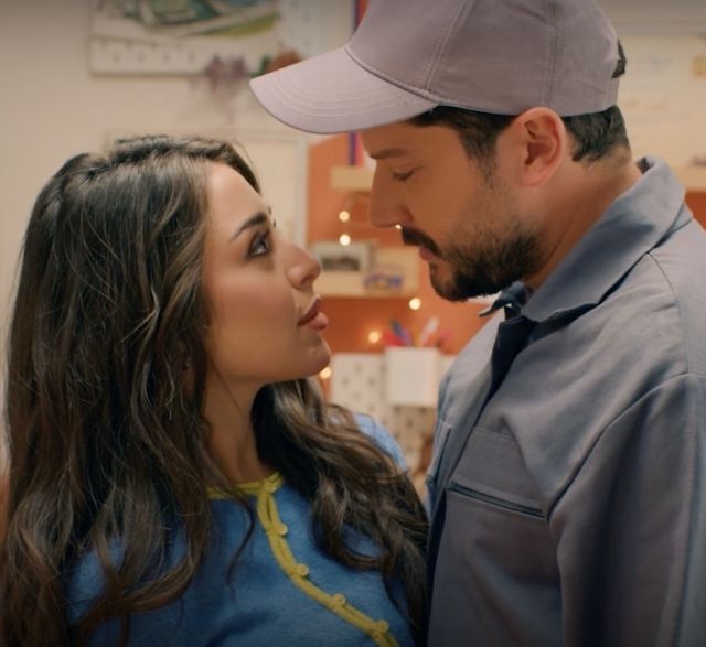 تنكُّر ومفاجأة ثم قبلة... مشهد رومانسي من 