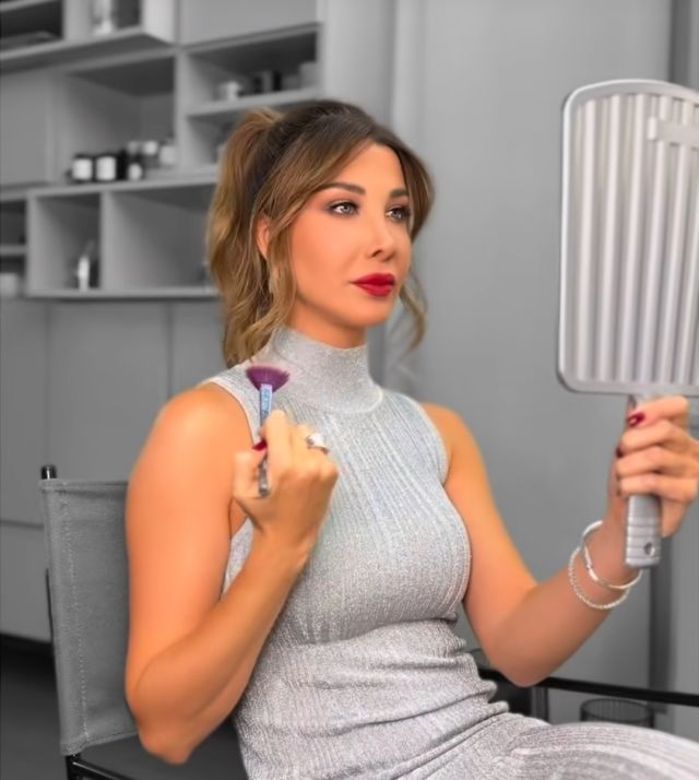 نانسي عجرم تخطف الأنظار بإطلالتها الفضية وتطبع قبلة عفوية على خد زوجها