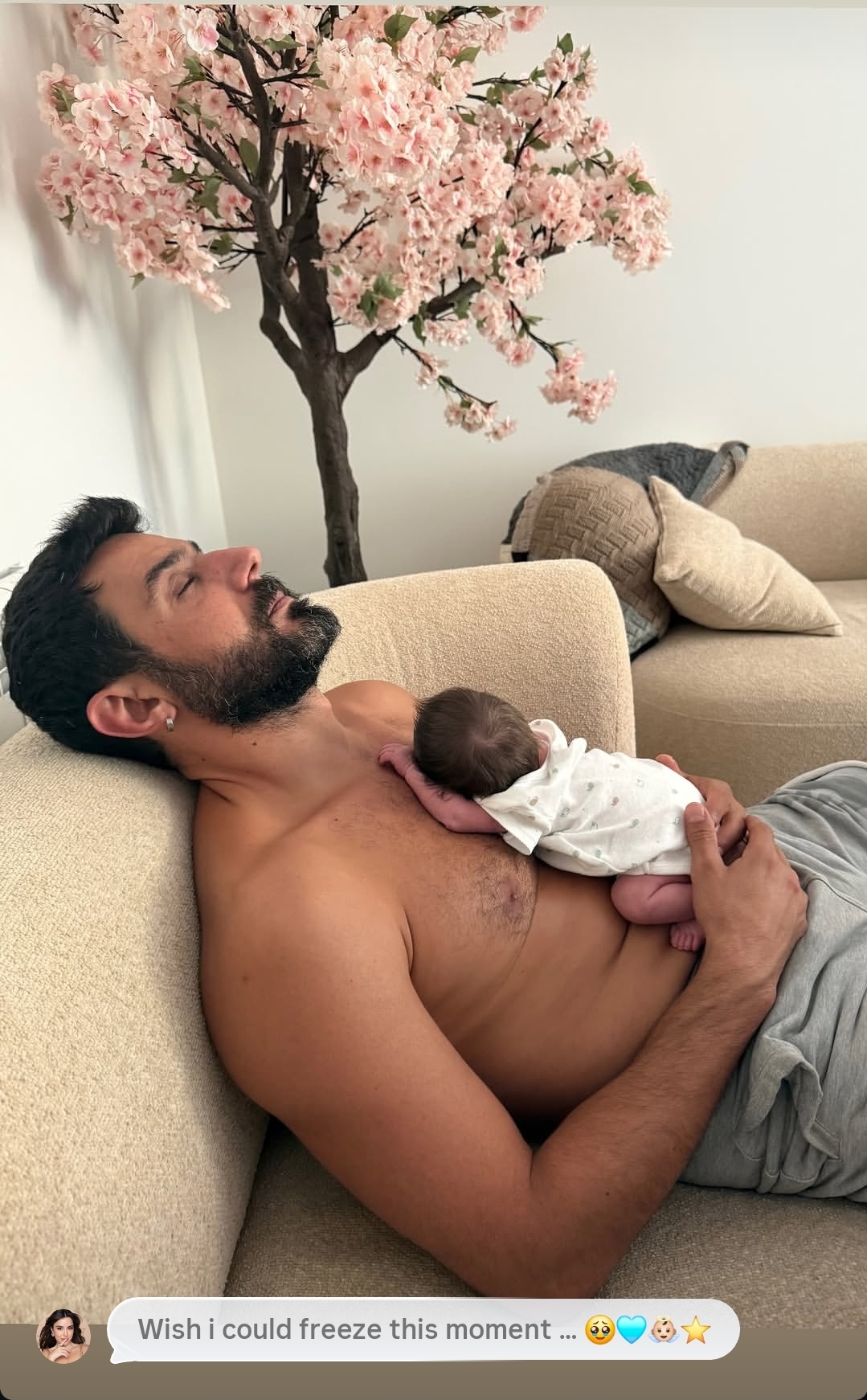 وسام فارس يحتضن إيلي بلقطات عفوية وسام فارس يحتضن إيلي بلقطات عفوية