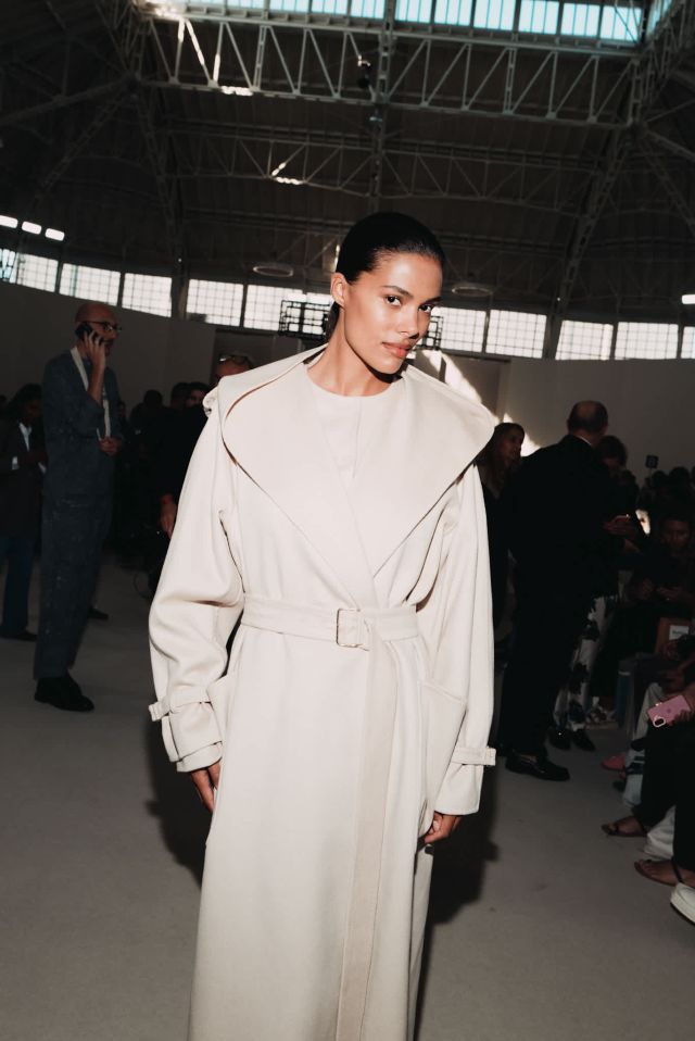 Tina Kunakey في عرض Max Mara لربيع وصيف 2027