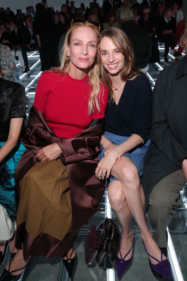 Uma Thurman وMaya Hawke في عرض Prada لربيع وصيف 2027