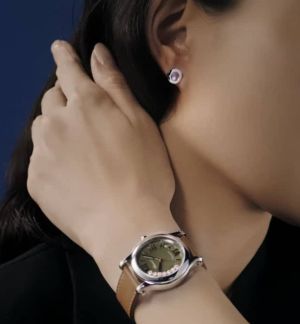 الأحزمة الجلدية بدرجات ترابية.. الرفيق الأنيق لمختلف الإطلالات
