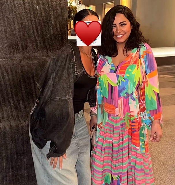 صورة جديدة لشيرين بفستان واسع أنيق صورة جديدة لشيرين بفستان واسع أنيق