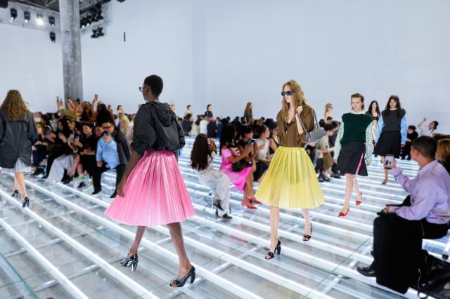 عرض Prada لمجموعة النساء لربيع وصيف 2027