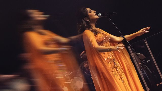 جمهور الدوحة يُبكي أنغام بإطلالتها الرقيقة على المسرح