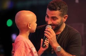 أحمد سعد ينعى الطفل ياسين "محارب السرطان" بعد مصرعه ووالدته (فيديو)