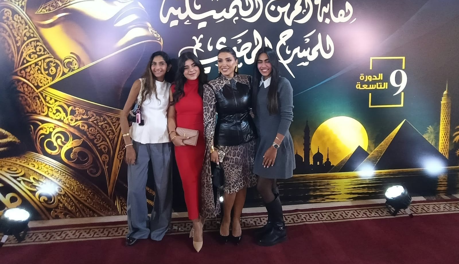 روجينا وابنتها مريم في حفل افتتاح مهرجان امسرح