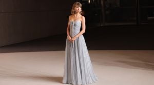 فستان ملائكي وريترو هوليوود.. تايلور سويفت تتألق بسحر Dior