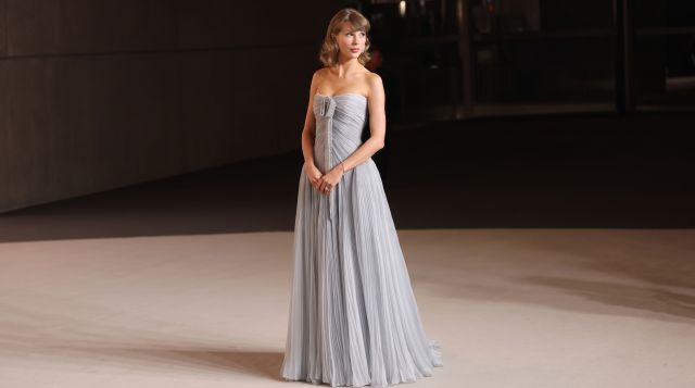 فستان ملائكي وريترو هوليوود.. تايلور سويفت تتألق بسحر Dior