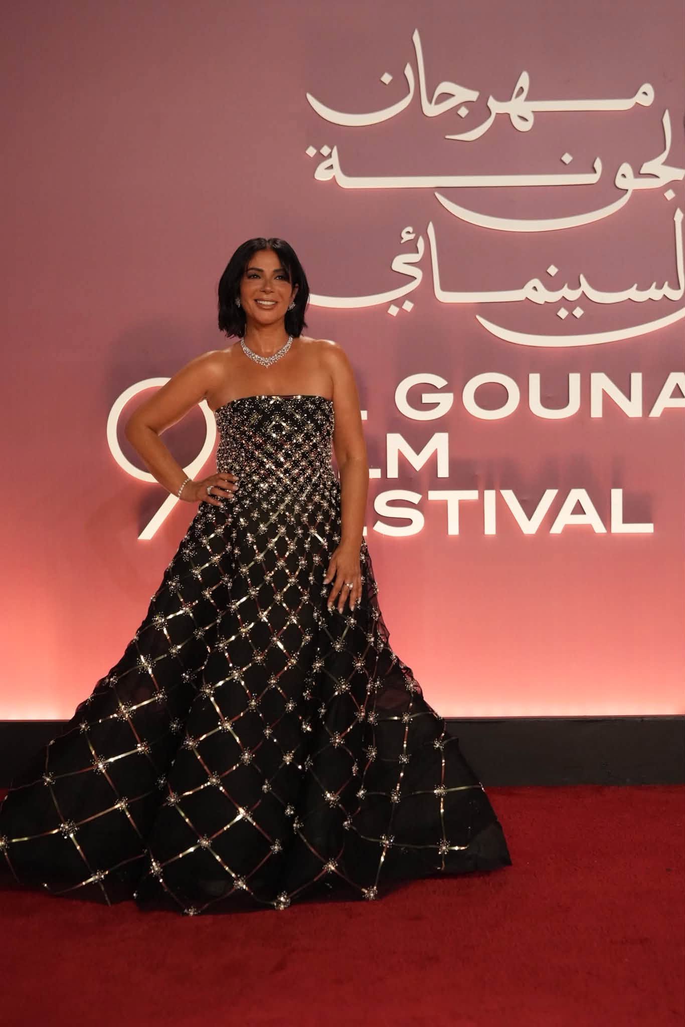 منى زكي على السجادة الحمراء في الجونة منى زكي على السجادة الحمراء في الجونة