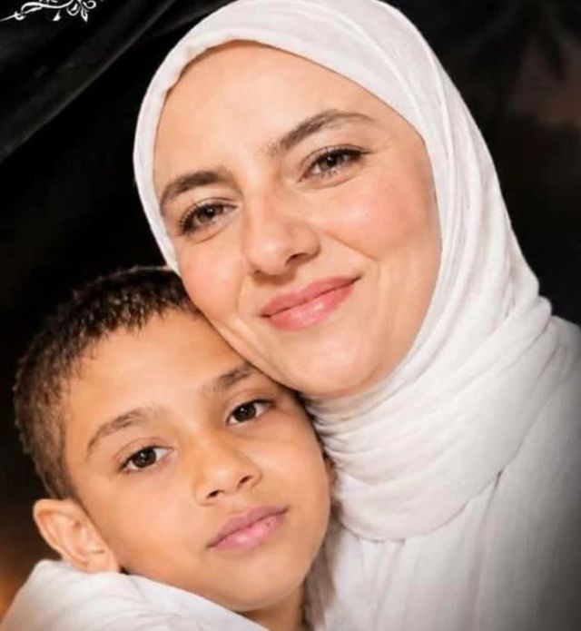 الطفل ياسين محارب السرطان مع والدته